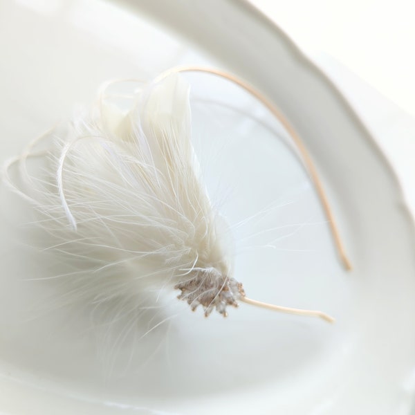 Bibi mariage ivoire blanc plumes, accessoires de coiffure mariage plumes ivoire, bibi mariage ivoire plumes