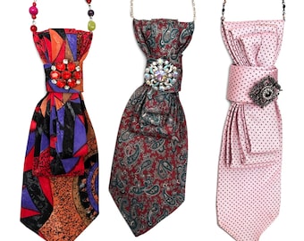 Colares feitos com gravatas recicladas, broches e colares vintage.