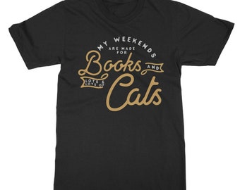 Könnte beinhalten: Schwarzes T-Shirt mit einer goldenen Grafik, auf der "Meine Wochenenden sind für viele Bücher und Katzen gemacht" steht.