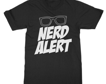Puede incluir: Camiseta negra con texto blanco que dice "Nerd Alert" y un par de gafas sobre el texto.