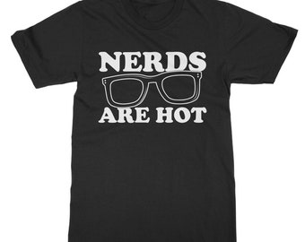 Puede incluir: Camiseta negra con texto blanco que dice "NERDS ARE HOT" y un par de gafas blancas.