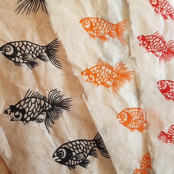 Impression de poissons rouges tropicaux sur papier de soie de chanvre ; Alternative naturelle et écologique à l'emballage/l'artisanat