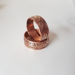Anillo de cobre hecho a mano con diseño floral.