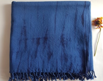 Grande écharpe en bambou tissée à la main. Colorant shibori/cravate. Bleu marine