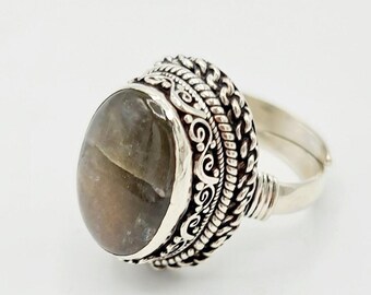 Handmade 925 Sterling Silver Ring with Labradorite stone;  Filigree design. Adjustable
