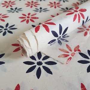 Handgemaakt Lokta-papier. Boomvrij en duurzaam. Ideaal voor cadeaupapier/boekbinden/decoupage/scrapbooking/ambachten. Blokprint 8 bloemblaadjes