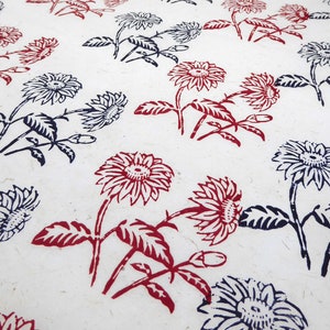 Decoratief handgemaakt Lokta-papier. Boomvrij en duurzaam: gebruik; Inpakpapier/decoratief/ambacht. Wilde bloemen met blokprint