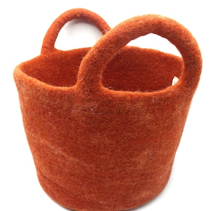 Handgemachter Aufbewahrungskorb aus Wollfilz, Terracotta / weiß meliert.