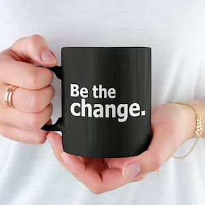 Kubek na kawę Be The Change | Ceramiczny kubek z cytatem Gandhiego | Kubek na kawę Anti Racism | Kubek Black Lives Matter | Prezent na rzecz sprawiedliwości społecznej