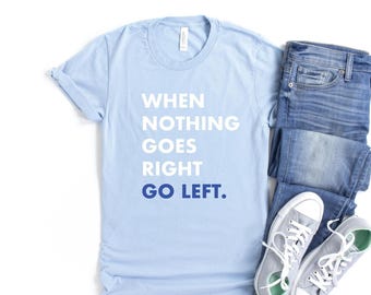 Camiseta "Cuando nada va bien, ve a la izquierda", camiseta "Vota por los demócratas", "Salva la democracia", registro de votantes, "Agarrarlos por las papeletas", mercancía de protesta