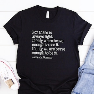 Camiseta com frase de posse de Amanda Gorman, camiseta do poeta laureado nacional, citação de &quot;A Colina que Escalamos&quot;, eleição de Joe Biden em 2020, discurso motivacional