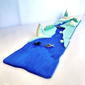 Brinquedos Waldorf - Winter Wonderland River Diorama | Brinquedos abertos | Brinquedos de madeira Waldorf | Brinquedos de madeira artesanais