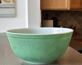 Vintage 1960's Verde Collection Green 403 Pyrex B-31 Glass 2.5 quart Mixing Bowl