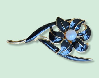 Vintage brooch - 1980's 18K Gold Plated Black Painted Enamel Flower Brooch with Faux Pearl