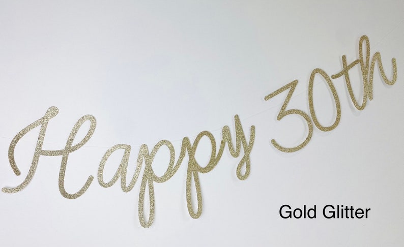 Pode incluir: Uma faixa dourada com glitter que diz "Happy 30th" em uma fonte cursiva. A faixa est&aacute; pendurada em uma fina corda branca sobre um fundo branco. As palavras "Gold Glitter" est&atilde;o abaixo.