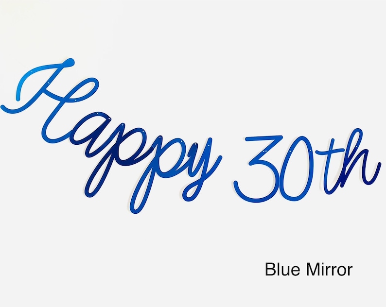 Pode incluir: Uma placa espelhada azul que diz "Happy 30th" em uma fonte cursiva. A placa &eacute; de uma cor azul vibrante e foi projetada para ser uma pe&ccedil;a decorativa para uma celebra&ccedil;&atilde;o de anivers&aacute;rio. O texto &eacute; o ponto focal em um fundo branco.