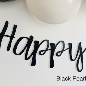 K&ouml;nnte beinhalten: Schwarz-wei&szlig;es "Happy"-Banner mit schwarzer Perlenbeschriftung.