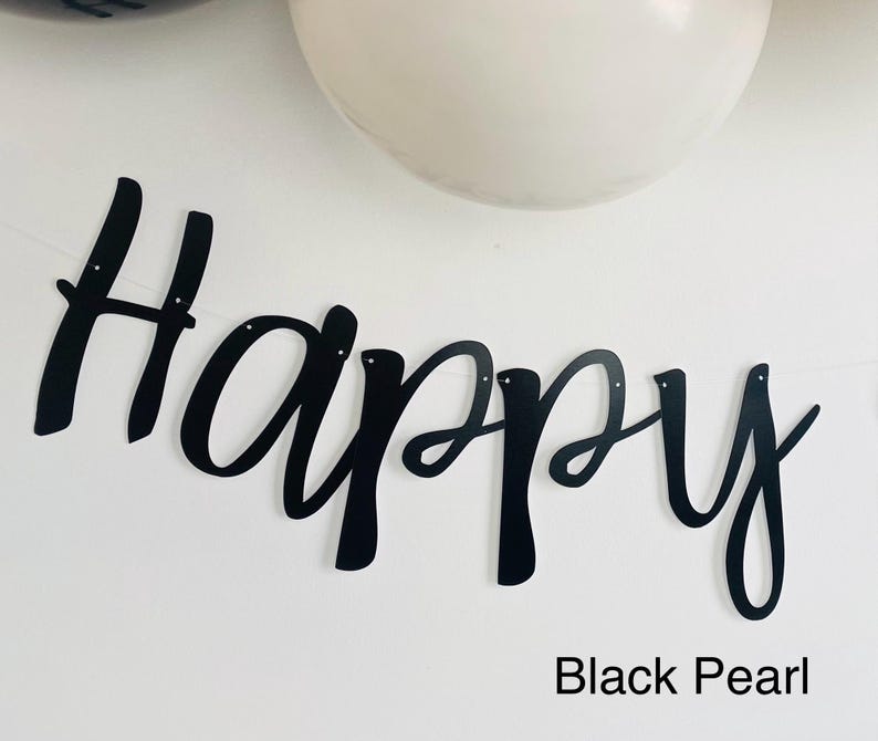 K&ouml;nnte beinhalten: Schwarz-wei&szlig;es "Happy"-Banner mit schwarzer Perlenbeschriftung.