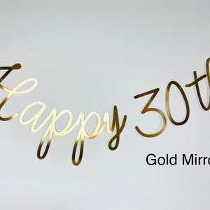 Pode incluir: Bandeira dourada espelhada com a frase "Happy 30th" em fonte cursiva. Ideal para uma festa de anivers&aacute;rio. O texto "Gold Mirror" est&aacute; abaixo da bandeira.