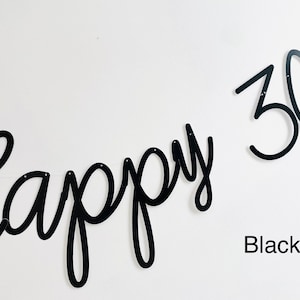 Pode incluir: Faixa de metal preta que diz "Happy 30th" em uma fonte cursiva. O texto "Black Pearl" est&aacute; abaixo. Montado em uma parede branca.