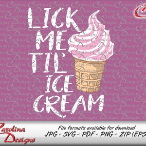 Op de afbeelding: Witte tekst op een roze achtergrond luidt "Lick Me Til The Ice Cream". Rechts van de tekst staat een roze en witte ijshoorn met een wafeltje.