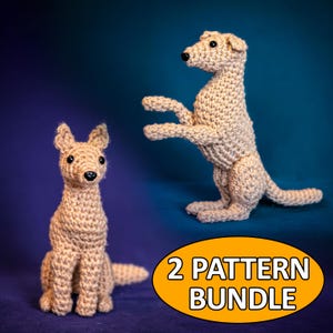 Op de afbeelding: Twee haakpatronen voor honden, één zittend en één staand, met een gele banner met de tekst "2 PATTERN BUNDLE".