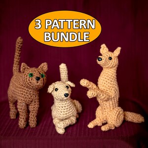Könnte beinhalten: Ein Häkelmuster-Paket mit drei Amigurumi-Tierfiguren: eine braune Katze, ein beiger Hund und ein beiger Hund, der auf seinen Hinterbeinen steht. Der Text "3 PATTERN BUNDLE" ist in einem gelben Oval dargestellt.