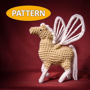 Può includere: Un giocattolo di Pegaso all'uncinetto in beige e bianco, con ali bianche e una criniera e coda bianche. La parola "PATTERN" è in un ovale giallo sopra il giocattolo. Il giocattolo è su uno sfondo rosso.