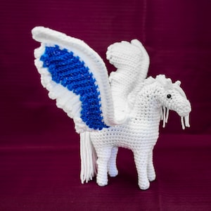 Handgemachte Stofftier Pegasus. Einzigartiges, hübsches, zauberhaftes Fantasy-Pferd. Wunderschönes gehäkeltes Amigurumi Plüsch. Besonderes Geschenk für Pferdeliebhaber.