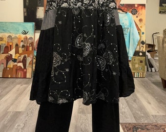 Up-cycle black and white loose long tunic 'Miri' L-3X, Farm chic ruffled short sleeves floral tunic