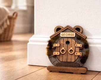 Puerta de hadas en miniatura con escena oculta: una pequeña puerta que se abre con un ratón dentro, un regalo mágico para niños.