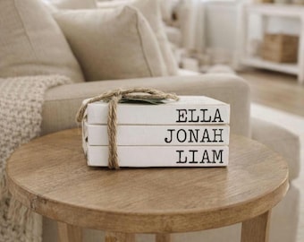 Estantería de madera personalizada – Libros con nombres de familia personalizados – Decoración rústica neutra – Un toque decorativo atemporal para el hogar