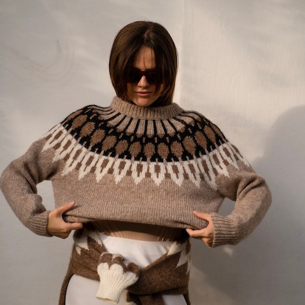 Pull lopapeysa beige pour femme en alpaga. Pull en alpaga Loapeysa. Pull en maille jacquard. Pull en alpaga de coupe classique.  Pull islandais