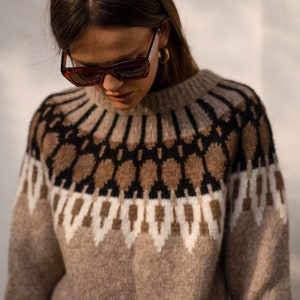 Beige alpaca women lopapeysa sweater. Lopapeysa alpaca sweater. Fair isle knit sweater. Regular fit alpaca sweater.  Icelandic sweater