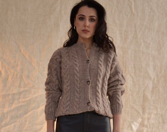 Beige alpaca cableknit women’s cardigan. Alpaca and merino cable knit woman sweater. Bridal cardigan. Bridal jacket. Alpaca cardigan.