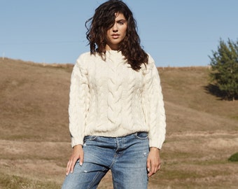 Weißer Pullover mit Zopfmuster. Regular Fit Alpaka Pullover für Frauen. Handgestrickter Alpaka Pullover. Off white Pullover.