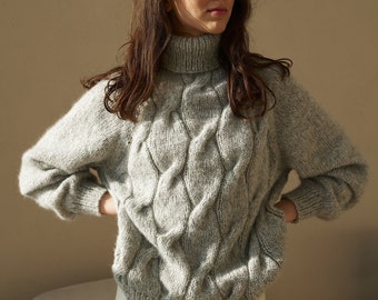 Gray Alpaca and merino wool cable woman sweater. Alpaca woman sweater. Handknit alpaca sweater. Alpaca pullover. Alpaca sweater