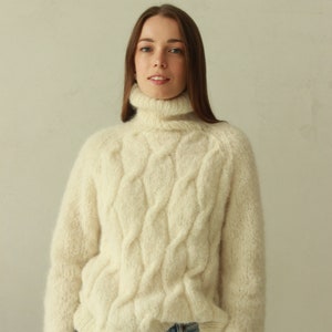 Cable knit women alpaca sweater. Fluffy alpaca women sweater. Handknit alpaca sweater. Off white alpaca handknit pullover.