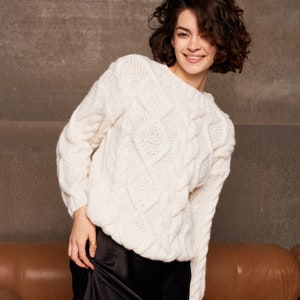 White cableknit women sweater. Regular fit alpaca women sweater. Handknit alpaca pullover. White alpaca pullover. image 3