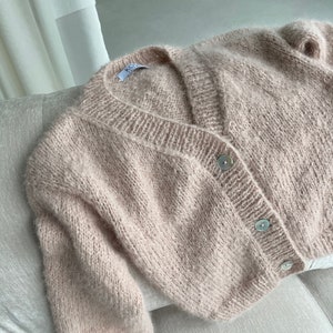 Cropped woman alpaca cardigan. Fluffy alpaca woman cardigan. Handknit alpaca sweater. Pink powder pullover. Alpaca cardigan