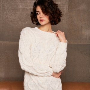 White cableknit women sweater. Regular fit alpaca women sweater. Handknit alpaca pullover. White alpaca pullover. image 8