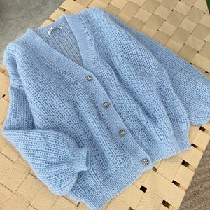 Cardigan in mohair da donna. Maglione blu in mohair da donna. Maglione oversize in mohair lavorato a mano. Cardigan da sposa. Giacca da sposa. Maglieria da donna