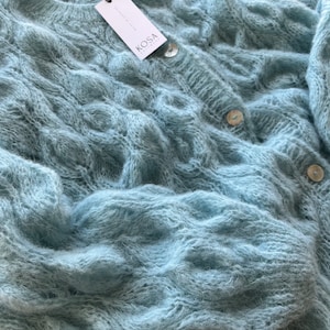 Alpackasidenskofta för kvinnor. Genombruten alpackakofta för kvinnor. Alpackatröja för kvinnor. Brudjacka i alpackasiden. Brudtröja. bild 5