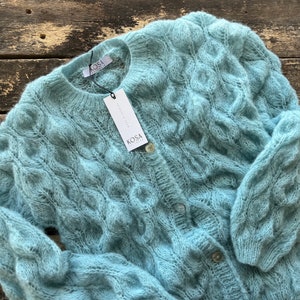 Alpackasidenskofta för kvinnor. Genombruten alpackakofta för kvinnor. Alpackatröja för kvinnor. Brudjacka i alpackasiden. Brudtröja. bild 3