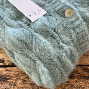 Alpackasidenskofta för kvinnor. Genombruten alpackakofta för kvinnor. Alpackatröja för kvinnor. Brudjacka i alpackasiden. Brudtröja. bild 4