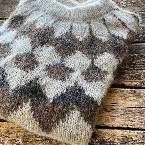 Pull lopapeysa pour femme gris clair en alpaga. Pull en alpaga Loapeysa. Pull en maille jacquard. Pull en alpaga de coupe classique.  Pull islandais