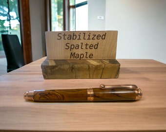 Stylo roller en bois exotique fabriqué à la main et présentoir à stylos gravé. Livraison nationale et gravure gratuites. Trois bois au choix.