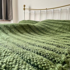 Large Olive Green Chunky Knit Blanket, Hand Knitted Khaki Green Blanket for sofa, Moss Green Striped Throw, Horizontal stripe design blanket