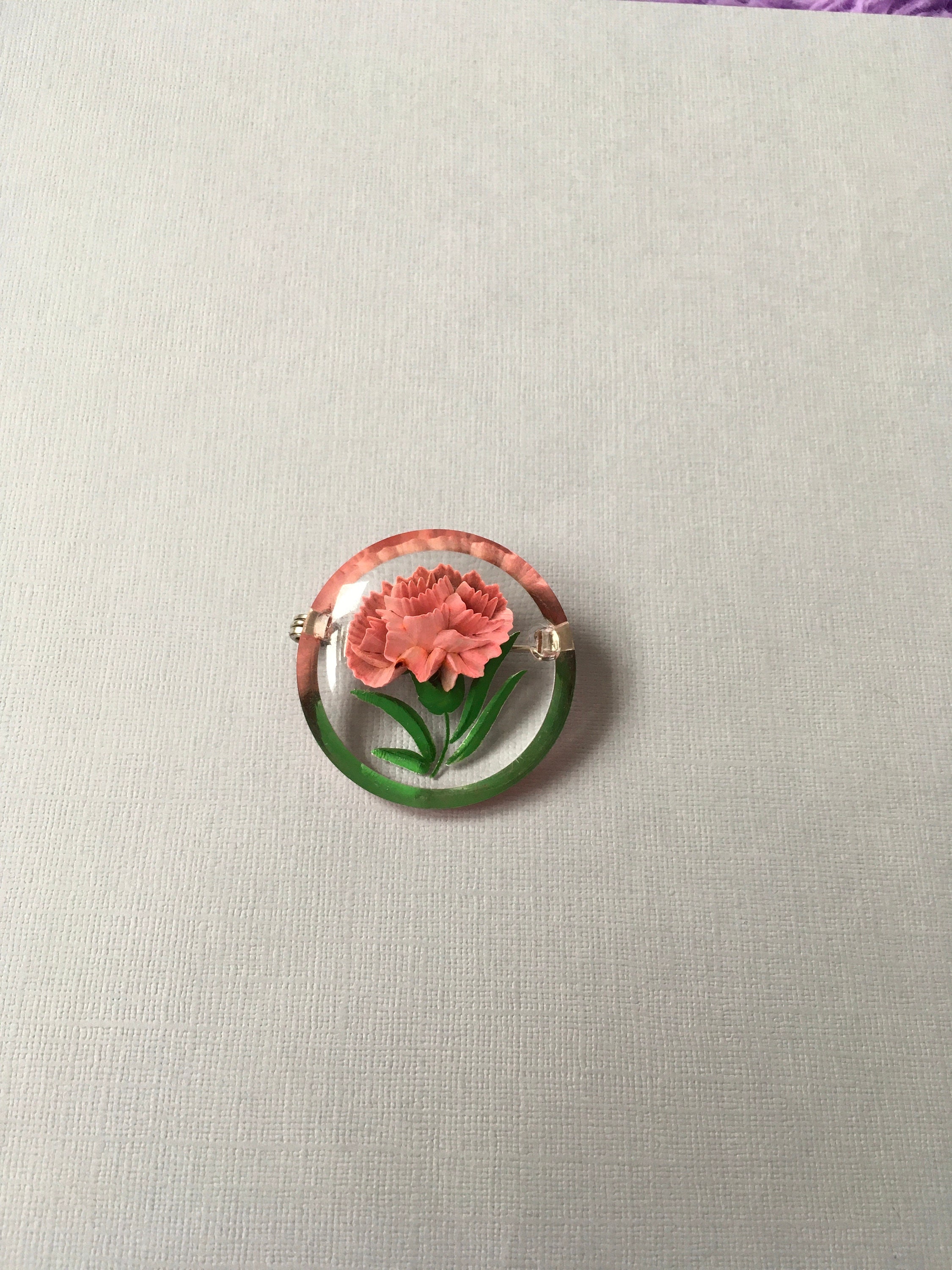 Broche Ancienne En Lucite Gravée à L'envers - Motif 3 œillets Fleuris - Vintage