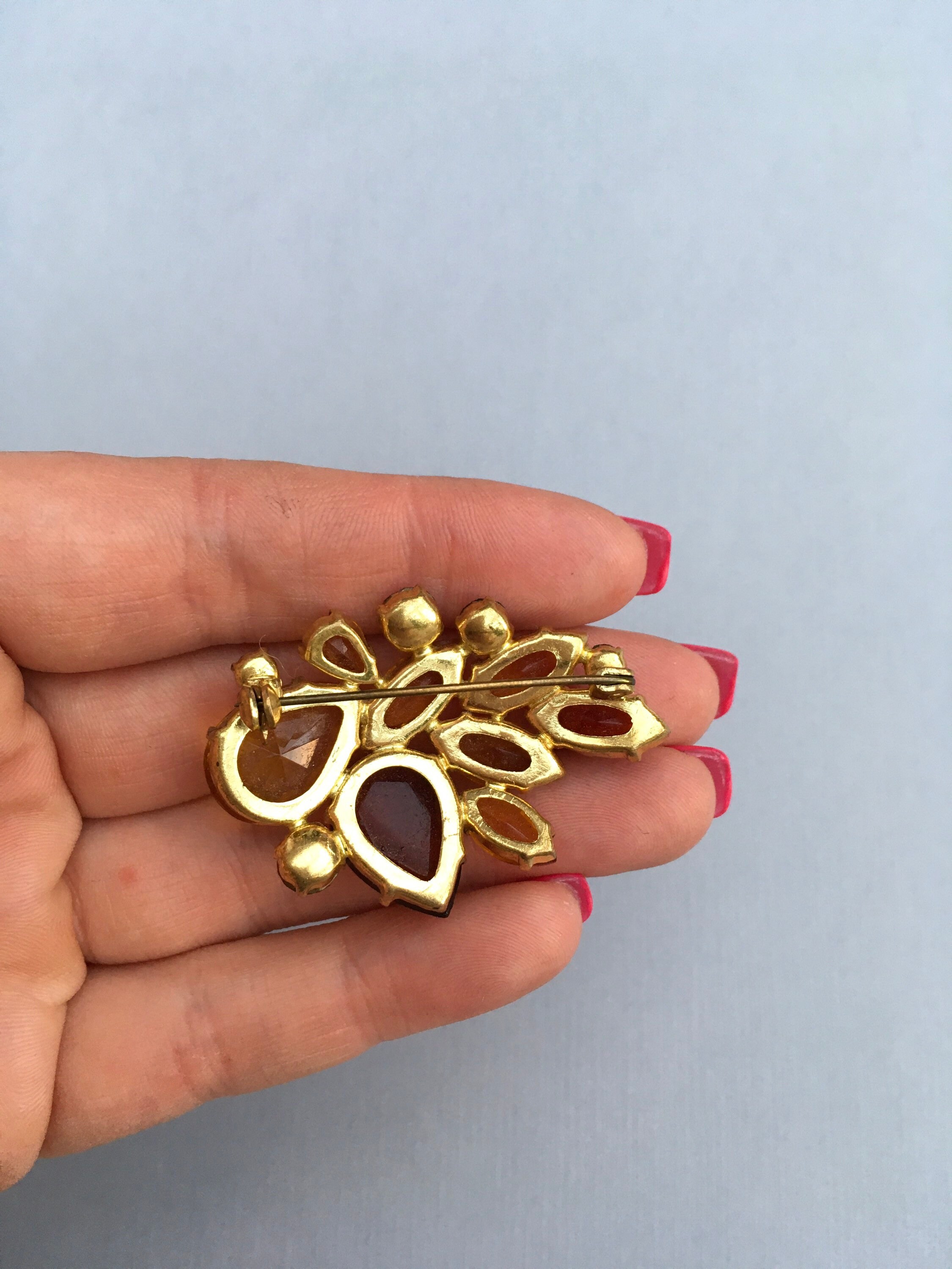 BROCHE ronde en métal doré à décor d'un hibou